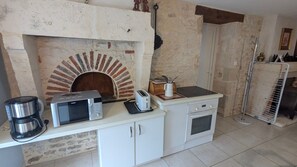 Fridge, microwave, oven, stovetop - Gîte les Bougrines - Marais Poitevin, South Vendée (Doix lès Fontaines)