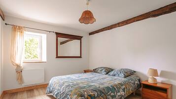 3 bedrooms, iron/ironing board, WiFi, bed sheets