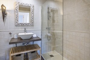 Dusche, Haartrockner, Bidet, Handtücher