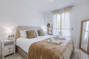 Una camera da letto con un letto, un comodino e uno specchio.