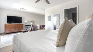 1 bedroom, desk, iron/ironing board, WiFi - Landing | Modern Studio, Gym, Yoga Studio (Port Charlotte)
