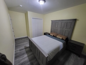 3 habitaciones, tabla de planchar con plancha, wifi y ropa de cama