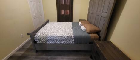 3 slaapkamers, een strijkplank/strijkijzer, wifi, beddengoed