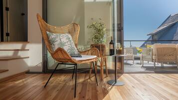 Design Apartment, 2 Bedrooms, Partial Sea View | Living area