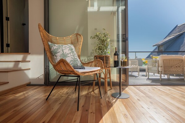 Design Apartment, 2 Bedrooms, Partial Sea View | Living area