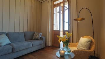 Design Apartment, 2 Bedrooms, Bay View | Living area