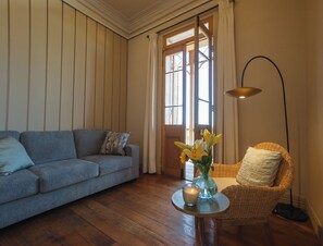Design Apartment, 2 Bedrooms, Bay View | Living area