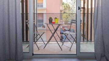 VÀrdeförvaringsskÄp pÄ rummet och mörklÀggningsgardiner