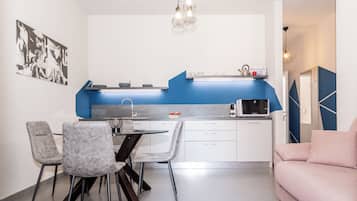 Een koelkast, een microgolfoven, een kookplaat, een vaatwasser