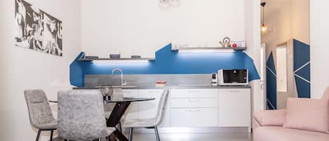 Jääkaappi, mikroaaltouuni, liesi, astianpesukone