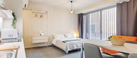 Studio | In-room safe, blackout drapes, soundproofing, iron/ironing board