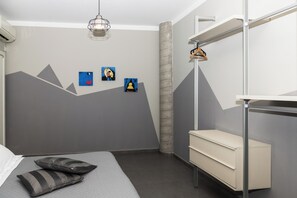 Comfort Apartment | In-room safe, blackout curtains, iron/ironing board, free WiFi