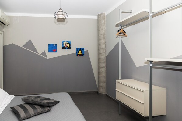 Appartamento Comfort | Una cassaforte in camera, tende oscuranti, ferro/asse da stiro