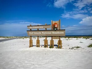 On the beach - BEACH, EVENTS, PICKLEBALL, PUTTING GREEN, ELEVATOR, SLEEPS17 (Pensacola Beach)