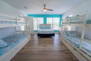 5 bedrooms, desk, iron/ironing board, free WiFi - Private Saltwater Pool, SoundViews, 3-5 min walk to the beach, Sleeps20 (Pensacola Beach)