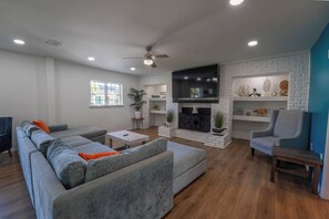 TV, foosball - Private Saltwater Pool, SoundViews, 3-5 min walk to the beach, Sleeps20 (Pensacola Beach)