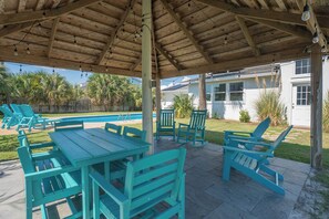 Outdoor dining - Private Saltwater Pool, SoundViews, 3-5 min walk to the beach, Sleeps20 (Pensacola Beach)