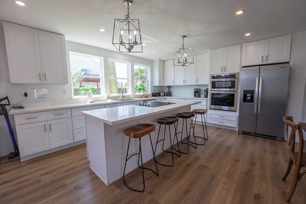 Kühlschrank, Mikrowelle, Ofen, Herdplatte