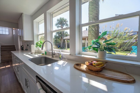 Fridge, microwave, oven, stovetop - Private Saltwater Pool, SoundViews, 3-5 min walk to the beach, Sleeps20 (Pensacola Beach)