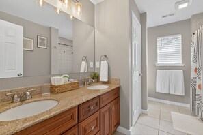 Towels, soap, toilet paper - GardenHome Getaway, Near Golf & Wine Country (Portland)