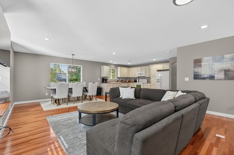 Smart TV. GardenHome Getaway, Near Golf & Wine Country