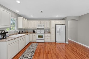 Geladeira, micro-ondas, fogão, cooktop