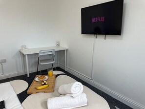 1 bedroom, desk, iron/ironing board, free WiFi - Historic Birmingham's Charming Studio Apartment (Birmingham)