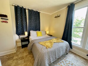 1 bedroom, free WiFi, bed sheets - Charming private 1st floor studio apartment (Portland)