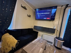 Smart TV - Charming private 1st floor studio apartment (Portland)
