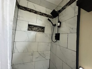 Chuveiro, secador de cabelo, toalhas de banho, sabonete