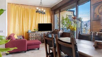 TV, fireplace, stereo
