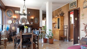 Ein traditionelles Interieur mit Holzmöbeln, einer Kandelaber und einem Kamin.