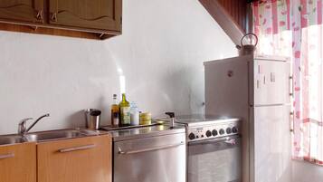 Frigorifero, microonde, forno, piano cottura