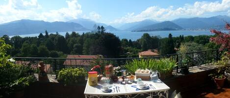 屋外ダイニングエリア