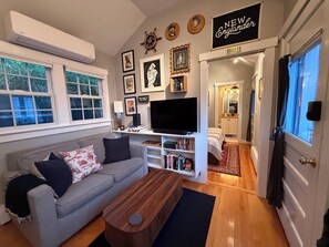 Smart-TV, bøker og stereoanlegg