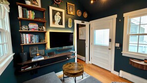 Smart TV, books, stereo