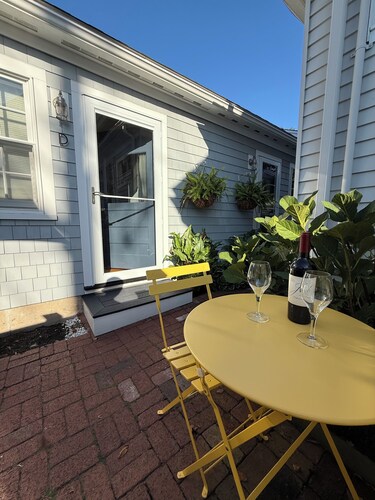 Helltown Hideaway: Private Patio, Queen Bed, Steps to Beach, Free Parking