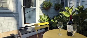 Helltown Hideaway: Private Patio, Queen Bed, Steps to Beach, Free Parking