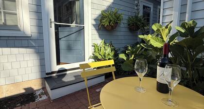 Helltown Hideaway: Private Patio, Queen Bed, Steps to Beach, Free Parking