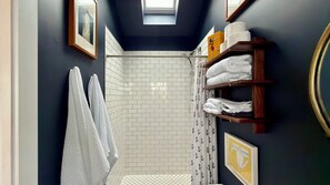Douche, sèche-cheveux, serviettes fournies, savon