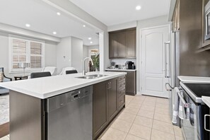 Refrigerador, microondas, horno y parrilla de estufa 