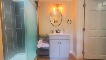 Suihku, hiustenkuivaaja, pyyhkeet, saippua