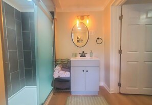 Suihku, hiustenkuivaaja, pyyhkeet, saippua