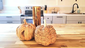 Een microgolfoven, een oven, een kookplaat, een vaatwasser