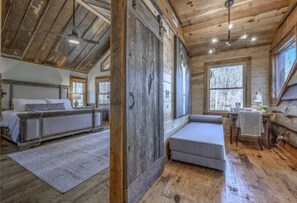 4 soveværelser, skrivebord, strygejern/strygebræt, weekendseng