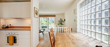 Microondas, horno, parrilla de estufa y lavavajillas