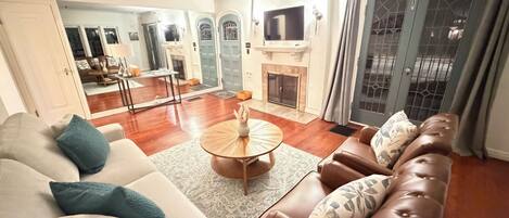 Una Smart TV, una chimenea, libros
