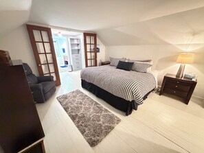 3 bedrooms, desk, iron/ironing board, free WiFi