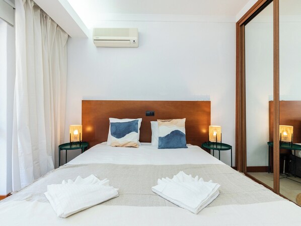 1 bedroom, bed sheets