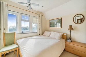 4 slaapkamers, een bureau, een strijkplank/strijkijzer, wifi